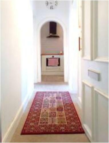 Traditional Apartment West End Hydro