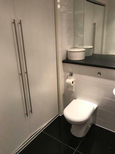 Stylish Merchantcity Apartment, Fantastic Location