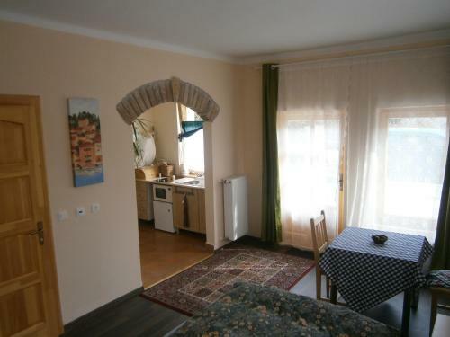 Hostal R�zsakert Vend�gh�z
