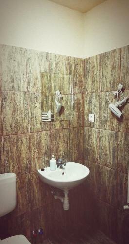Hostal Airport K�roly Centr�l 75