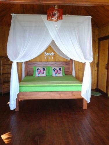 Nini`s Beach Bungalows