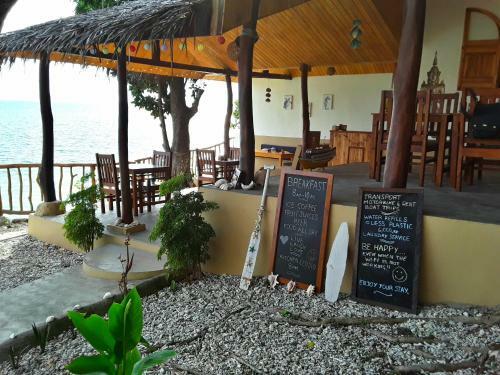 Nini`s Beach Bungalows