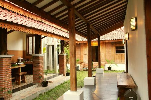 Anugro's Homestay By The Grand Java