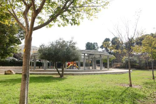 Spacious 3 Bdr Garden Apartment