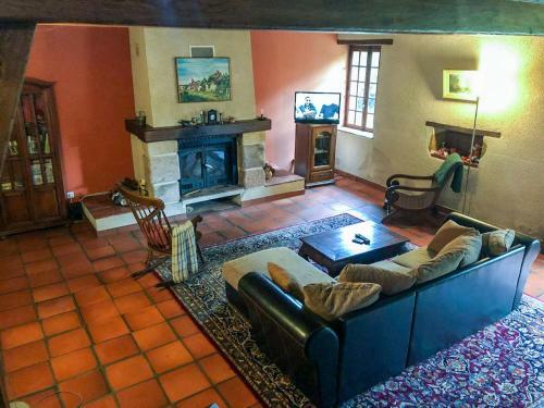 Comfortable Holiday Home In Cerilly With Private Pool