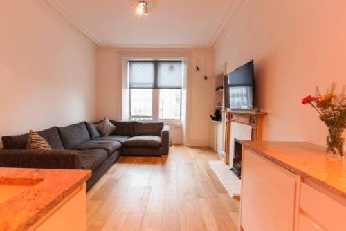 2 Bedroom Apartment Beside Edinburgh Castle Accommodates 6