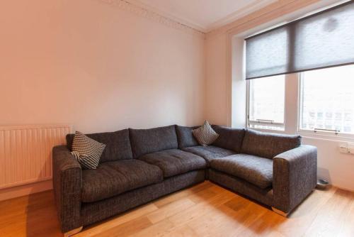 2 Bedroom Apartment Beside Edinburgh Castle Accommodates 6