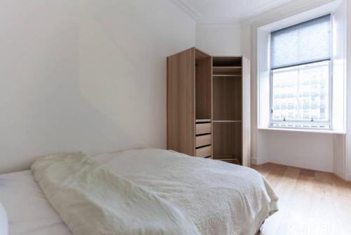 2 Bedroom Apartment Beside Edinburgh Castle Accommodates 6