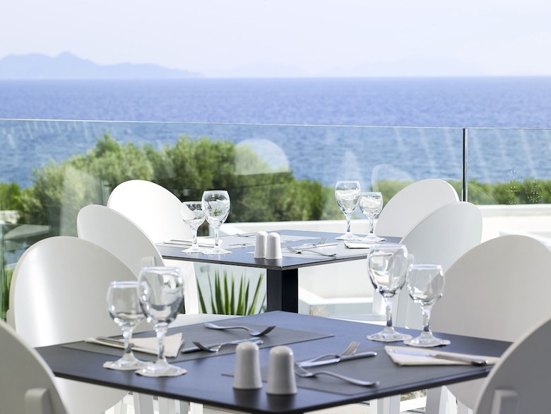 Dimitra Beach Hotel & Suites