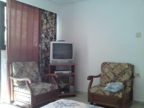 Chris Studios & Apartments