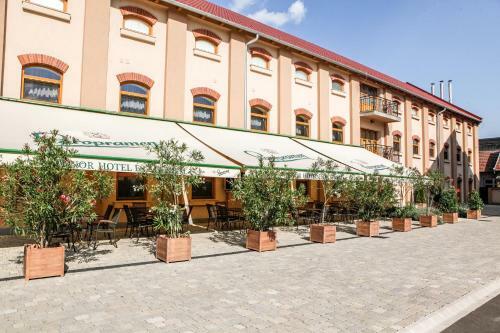 Hunor Hotel �s �tterem