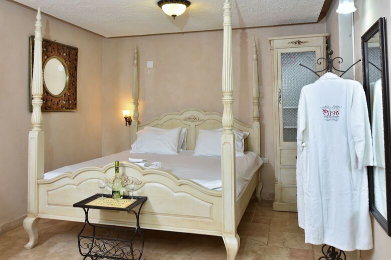 Lodge Eden's Boutique