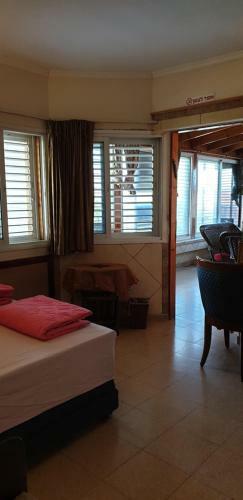Hostal Shefer Guesthouse