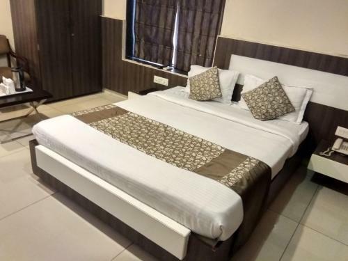 Hotel Jk Rooms 121 Shaheen Int.-nr. Mahindra Co.-midc