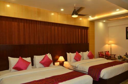 Hostal Hotel Sgt Plaza