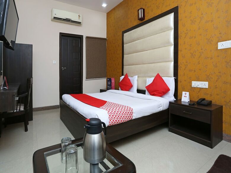 Oyo 12027 Hotel Amara