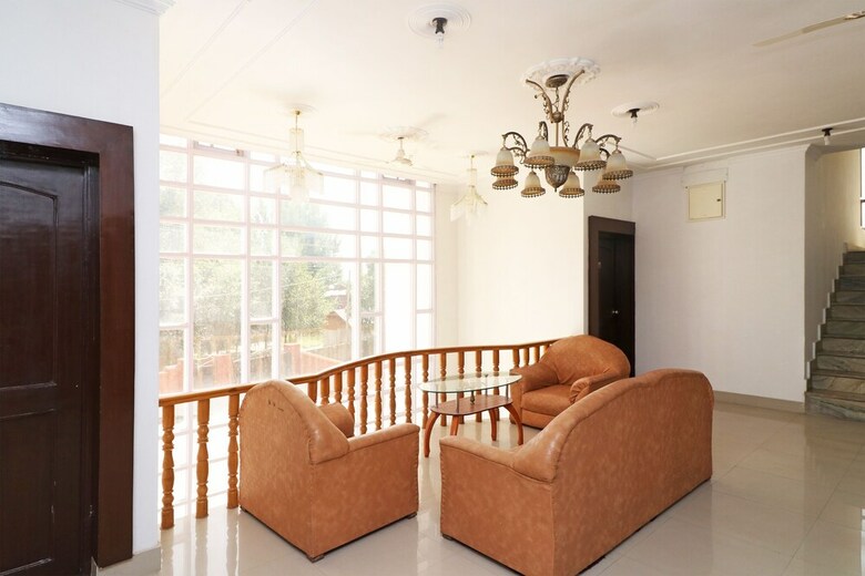 Oyo 18724 Hotel Golden Bees