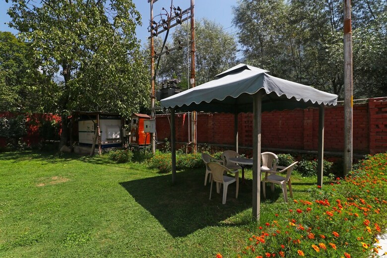 Oyo 18724 Hotel Golden Bees