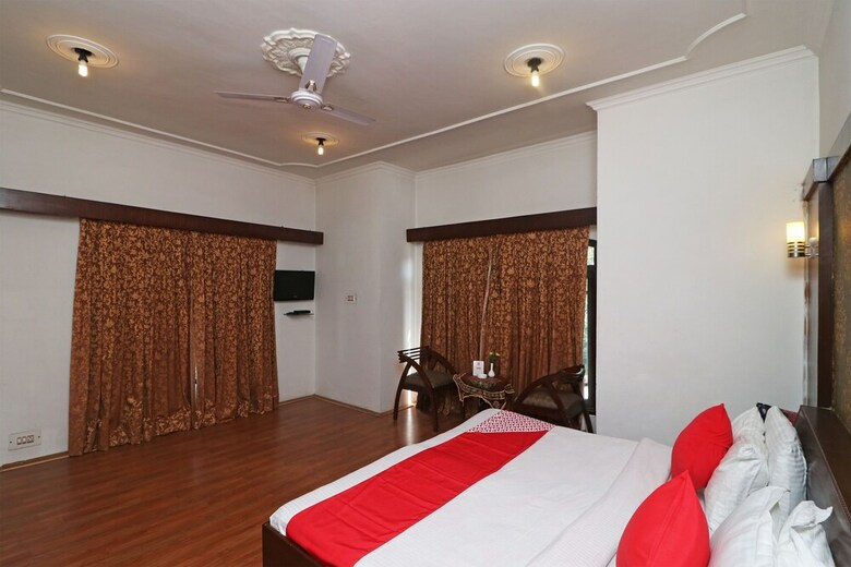 Oyo 18724 Hotel Golden Bees