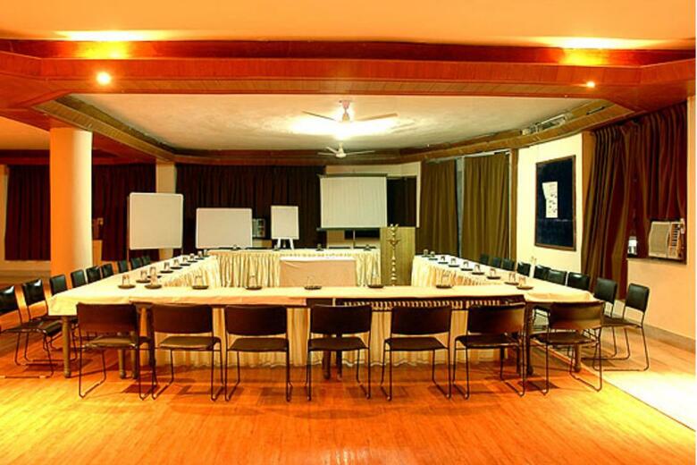 Hotel Jaisamand Island Resort