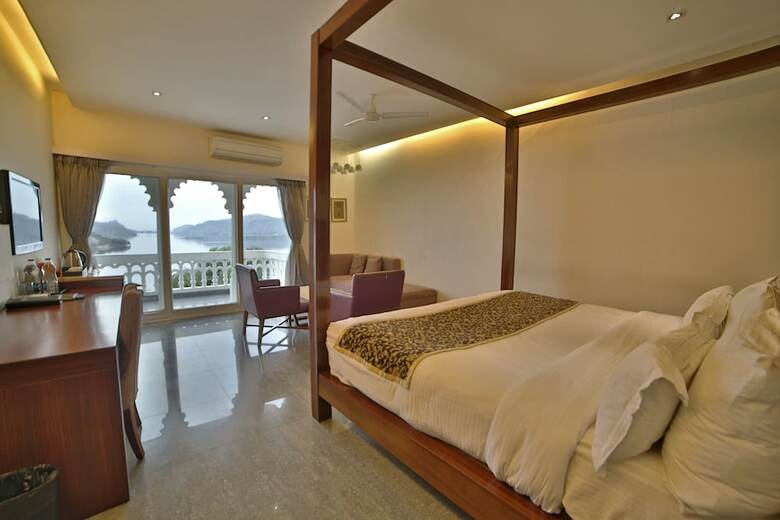 Hotel Jaisamand Island Resort