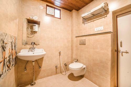 Fabhotel Damanis