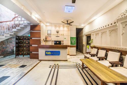 Fabhotel Damanis