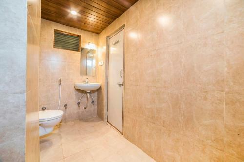Fabhotel Damanis