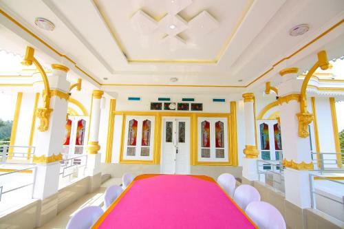 White Gold Palace