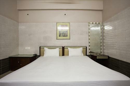 Spot On 23725 Jay Shanti Palace Hotel