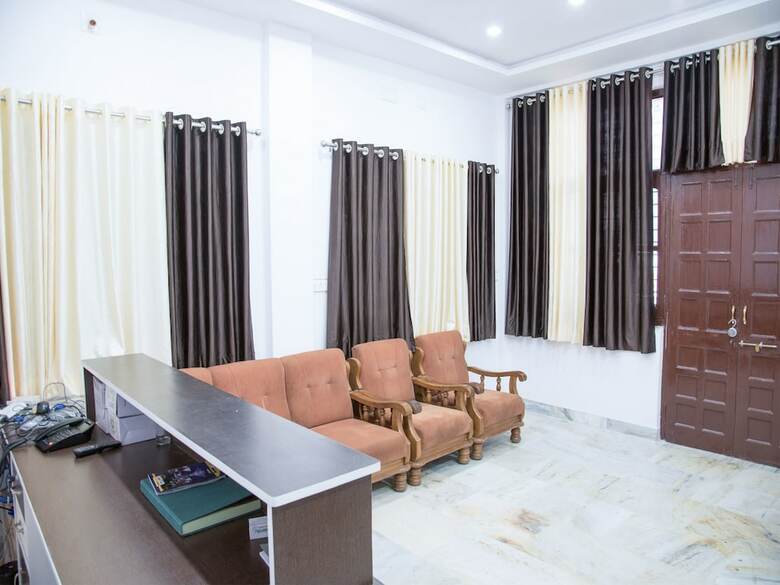 Oyo 9971 Hotel Royal T