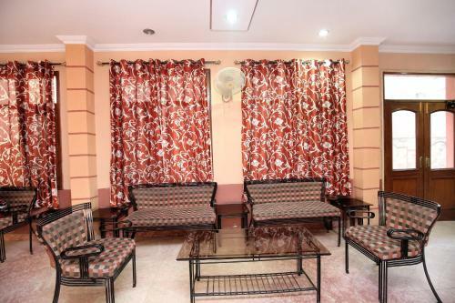 Oyo 14754 Hotel Ashish
