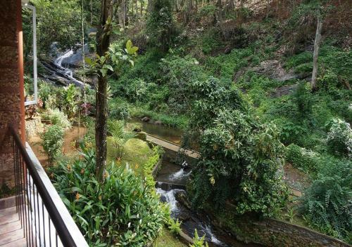 Hotel Falling Waters