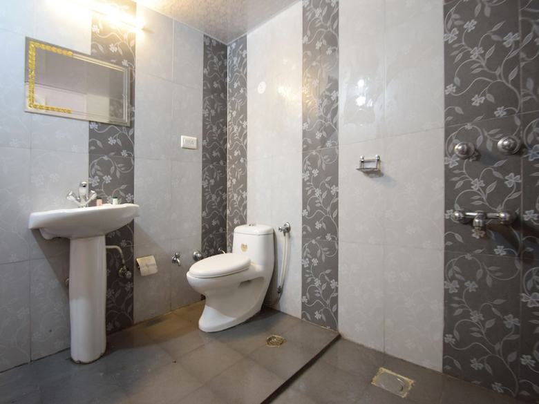 Oyo 24487 Hotel Raj Regency