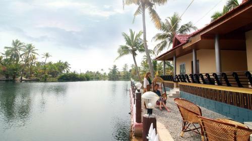 Hotel Munroe Island Lake Resort