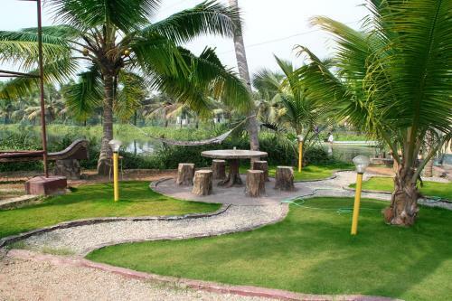 Hotel Munroe Island Lake Resort