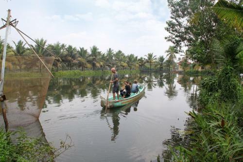 Hotel Munroe Island Lake Resort