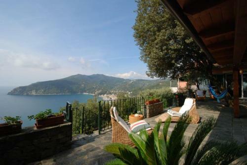 Moneglia Villa Sleeps 8 Air Con Wifi