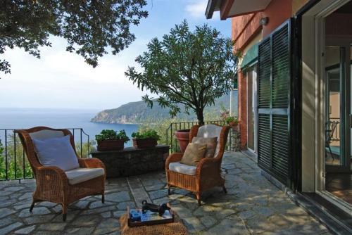 Moneglia Villa Sleeps 8 Air Con Wifi