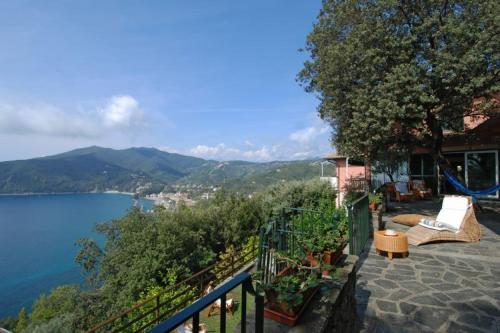 Moneglia Villa Sleeps 8 Air Con Wifi