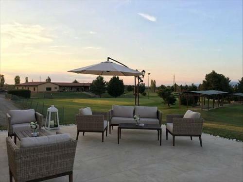 Hostal Tenuta Lamborghini Golf & Resort