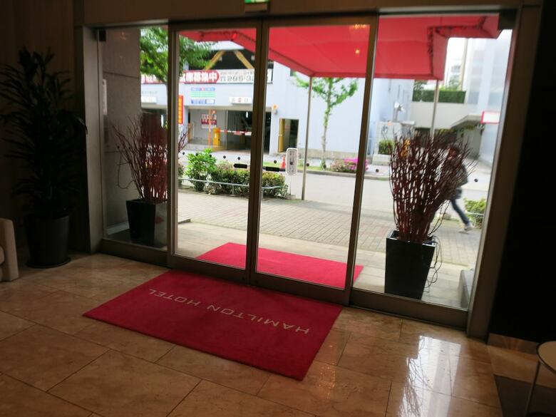 Hamilton Hotel -red-
