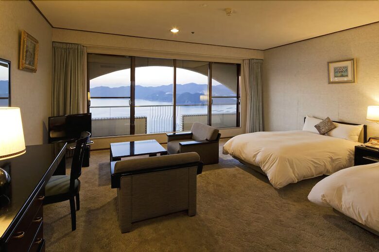 Hotel Plaza Awajishima