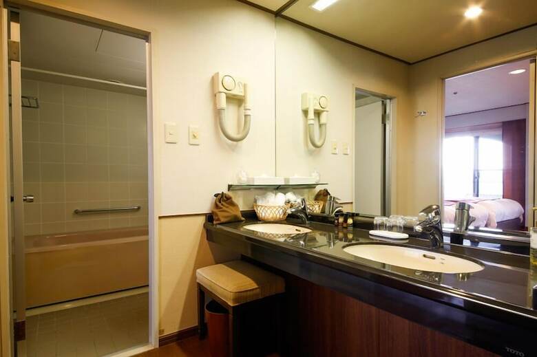 Hotel Plaza Awajishima