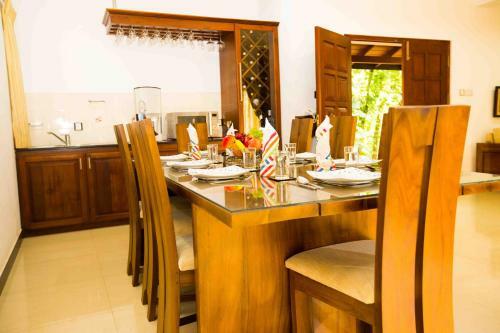 Kelani River's Edge Bungalow