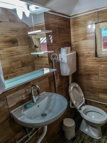Lodge Bungalows Katun Maja Karanfil