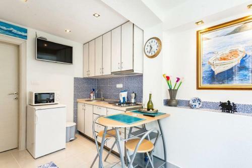 Hostal Bluemarine Rooms & Apartments