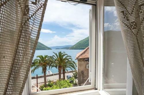 Hostal Bluemarine Rooms & Apartments
