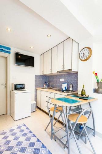 Hostal Bluemarine Rooms & Apartments