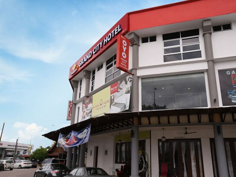 Oyo 619 Grand City Hotel 2